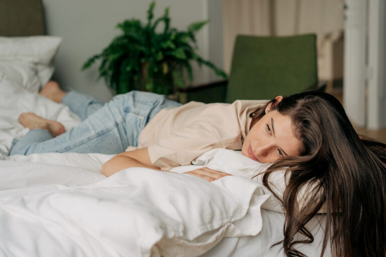 生理前に寝汗がひどい原因は？寝汗対策や翌日快適に寝るための対処法も