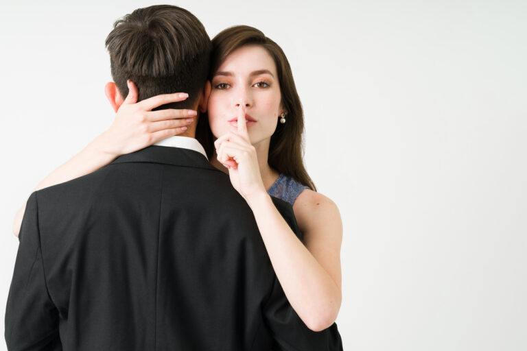 彼女が浮気してるかも…怪しいサインや浮気されたらどうするべきかを解説